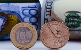 Доллар упал в цене на торгах в Казахстане