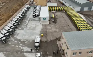 В Актау представили новую технику для вывоза мусора, обещающую улучшить чистоту города