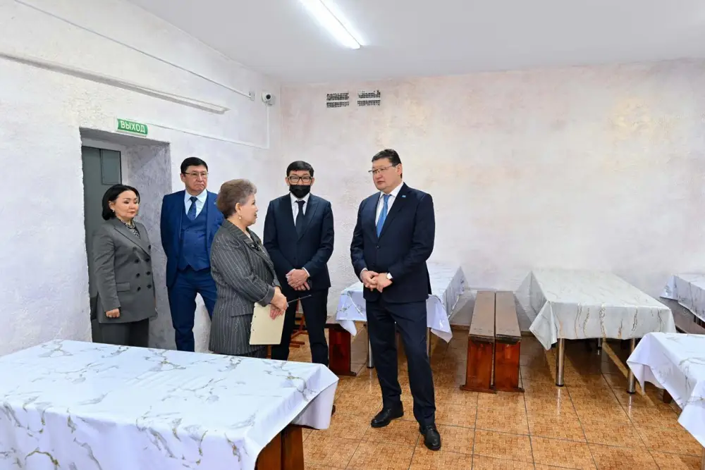 Аким области посетил гимназию №6 в Семее (5)