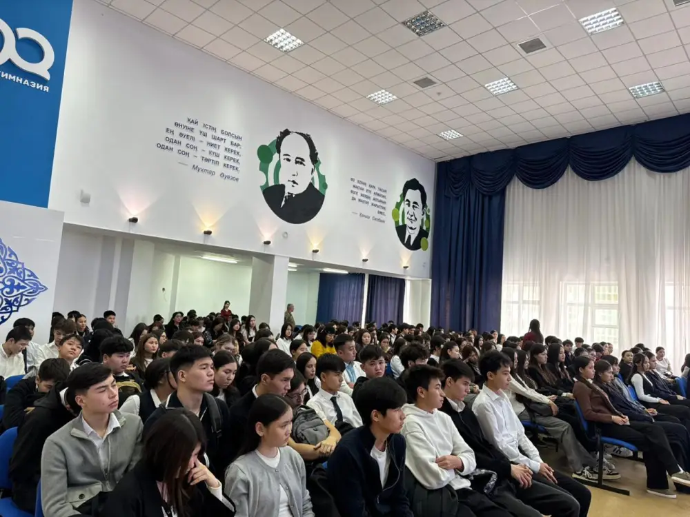 «Закон и порядок»: в столичной школе прошло познавательное мероприятие на тему «Юридические специальности» (2)