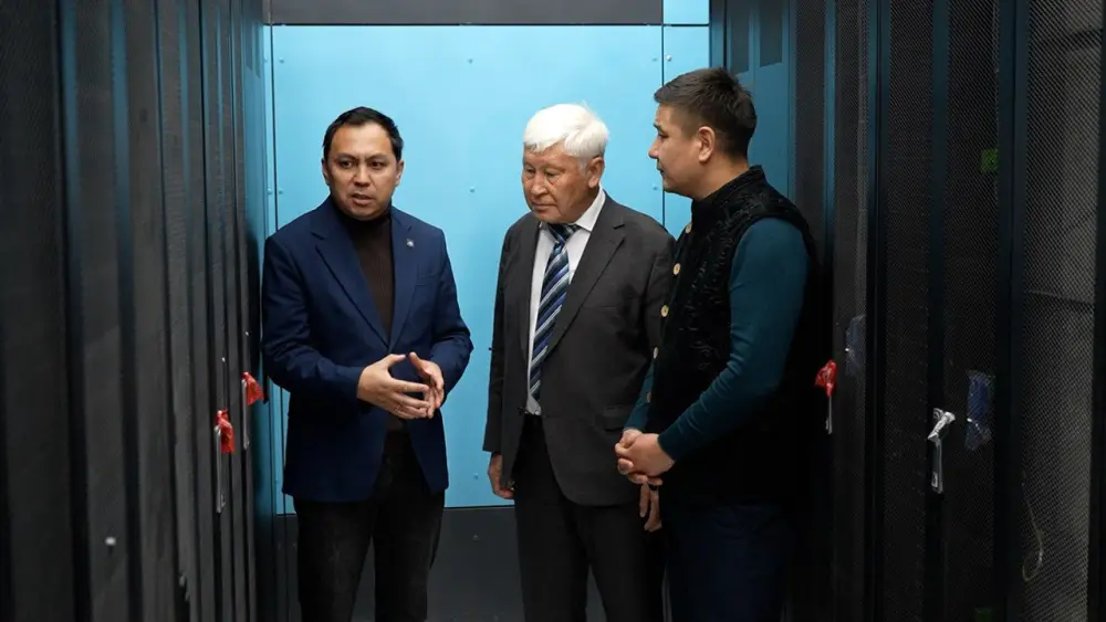 Академик использует суперкомпьютер КазНУ для решения сложных задач (3)