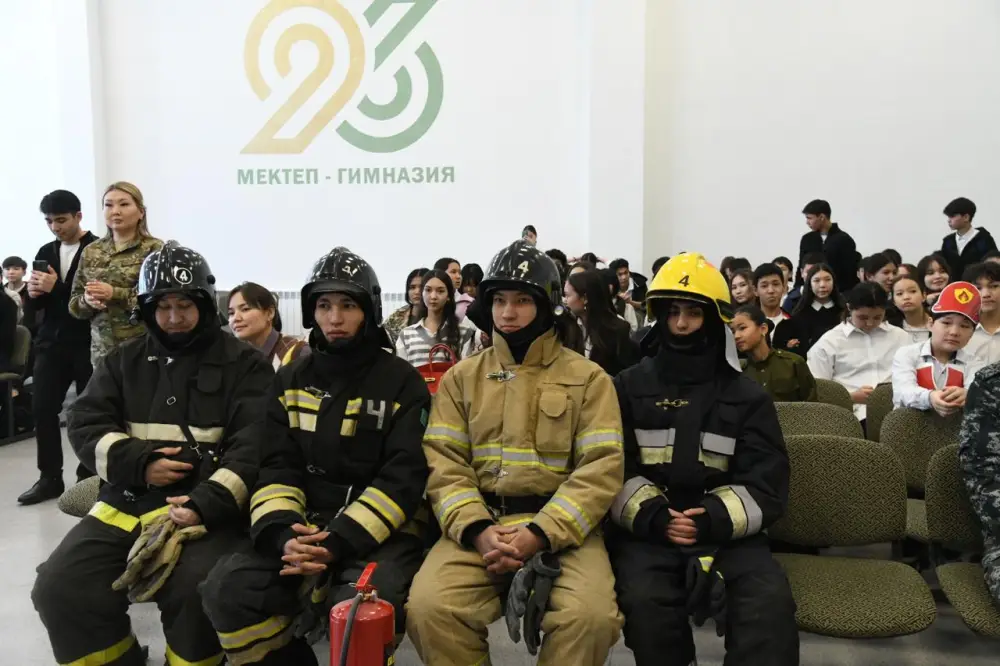 «Закон и порядок»: как не попасть в ловушку мошенников и что делать при ЧС, рассказали столичным школьникам (6)