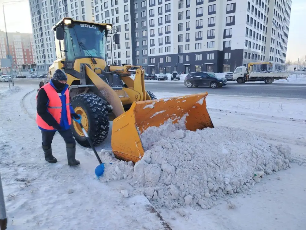 Около двух тысяч единиц спецтехники заняты в уборке снега в Астане (3)