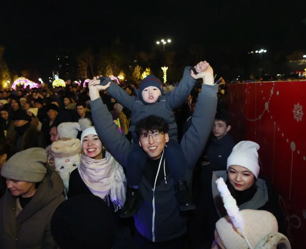 Аким Алматы Дархан Сатыбалды поздравил жителей и гостей города с Новым годом, отметив ключевые итоги 2025 года (8)