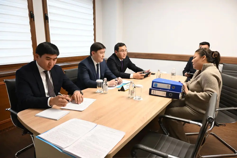 Заместитель акима Алматы Алмасхан Сматлаев провел личный прием граждан (2)