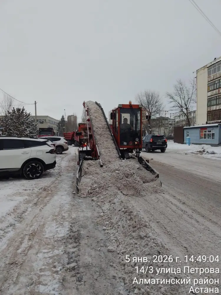Свыше 3 тысяч рабочих и более 1800 единиц техники: в Астане продолжается круглосуточная очистка от снега (4)