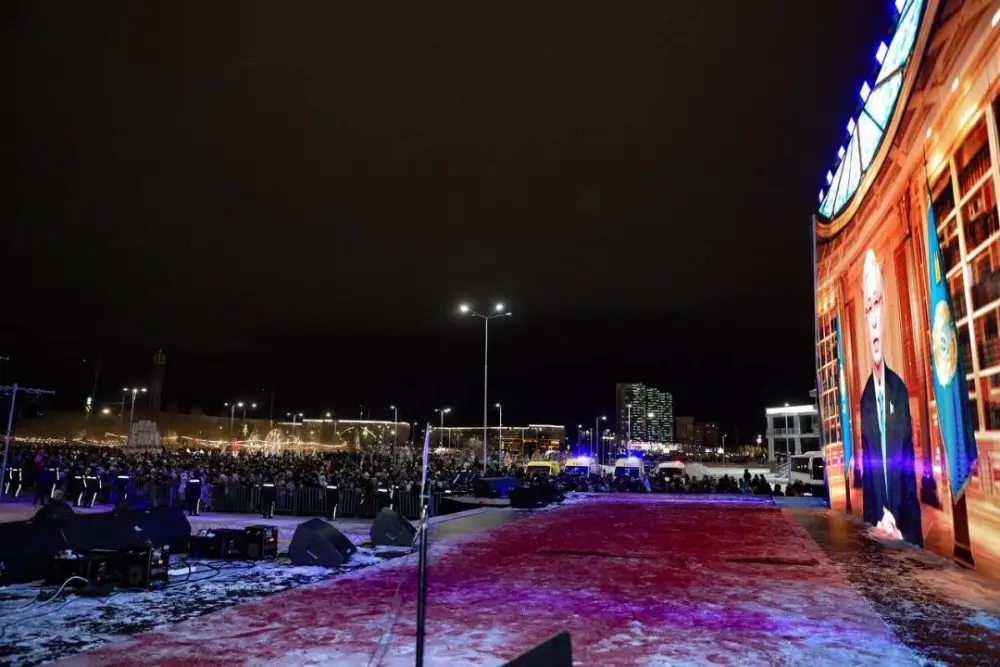 Актюбинцы массово и ярко встретили Новый год на главной площади города (4)