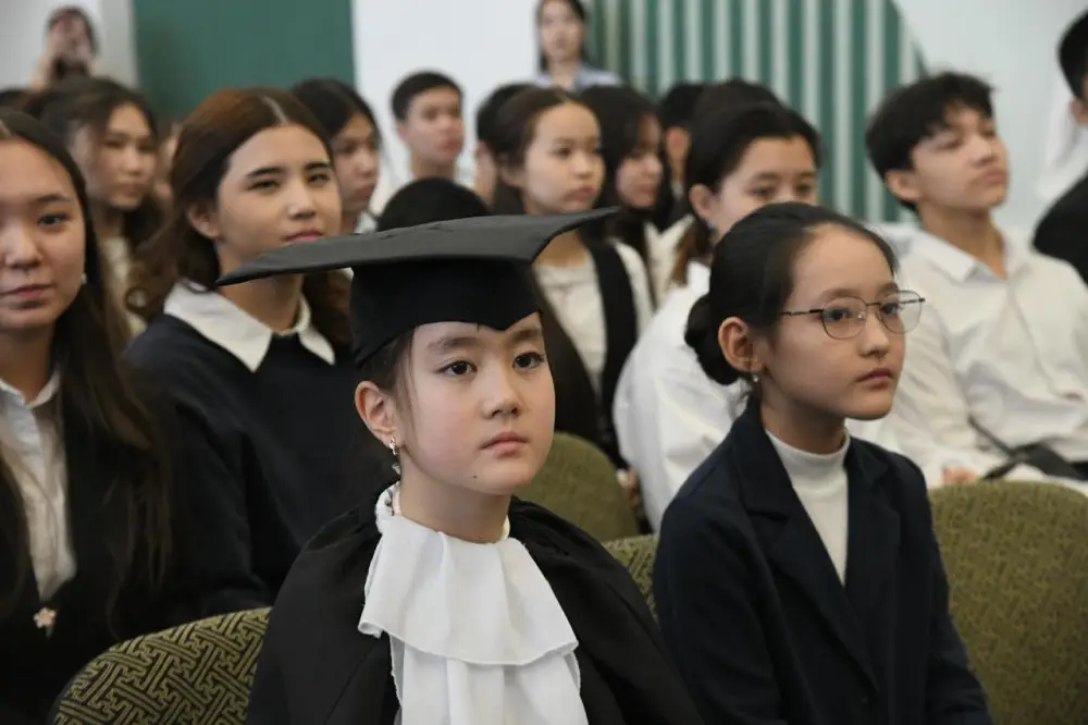 «Закон и порядок»: как не попасть в ловушку мошенников и что делать при ЧС, рассказали столичным школьникам (5)