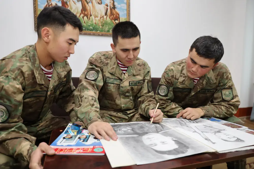 Герои на холсте: военнослужащий нарисовал портреты для музея Национальной гвардии (2)