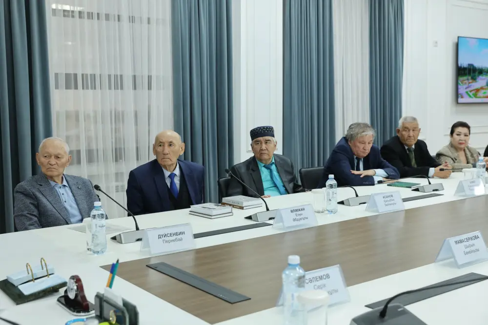 Ербол Карашукеев встретился с представителями интеллигенции (3)