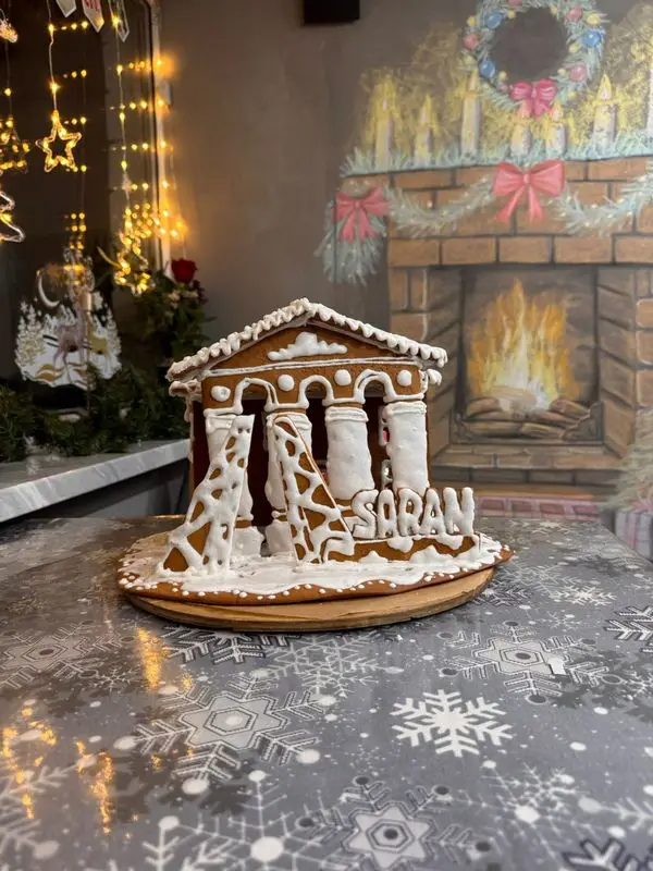 Семья из Сарани испекла пряничный домик в виде городского ДК (3)