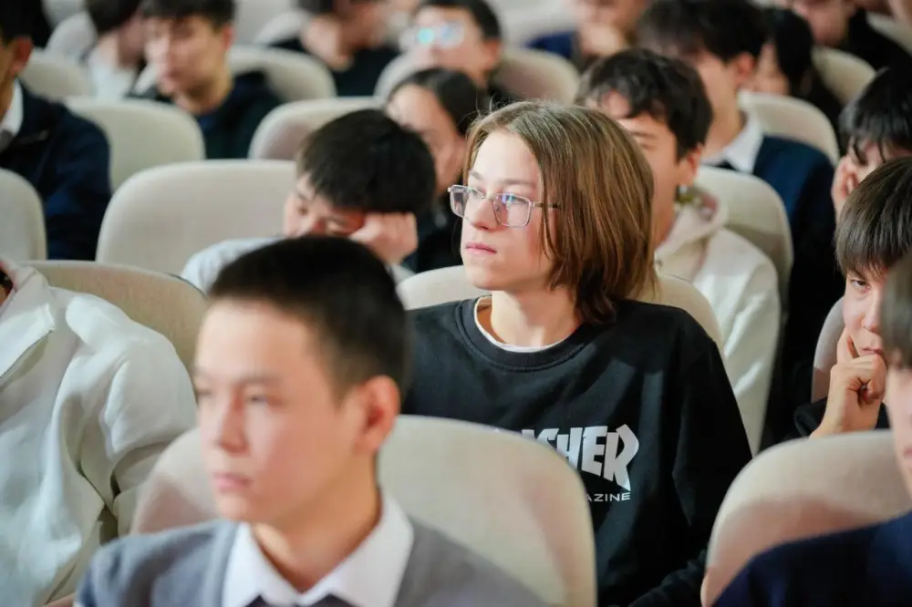 «Закон и порядок»: в Астане известный боксер встретился со школьниками (6)