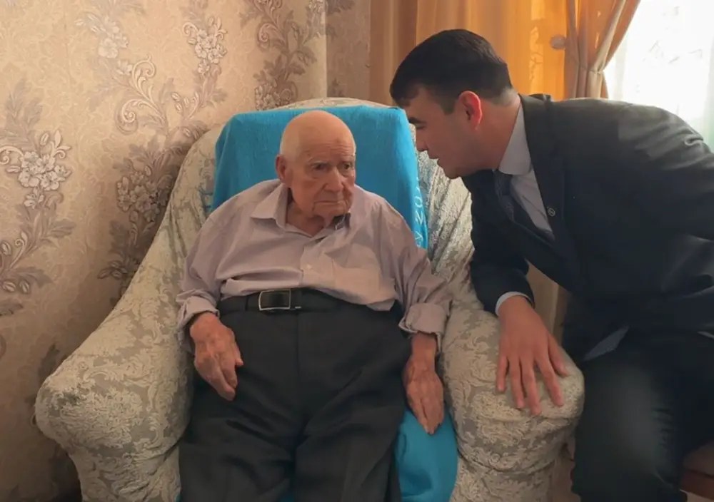 В Алматы поздравили ветерана ВОВ Анатолия Попова с 100-летием (4)