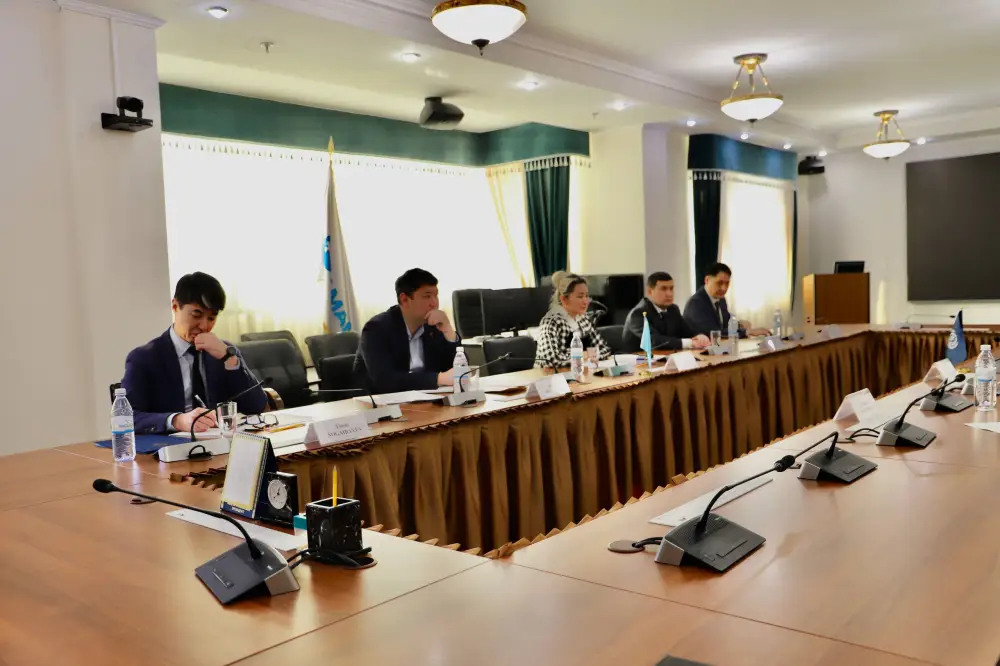 В. Шегай встретилась с представителем МОТ М. Пушкиным (2)