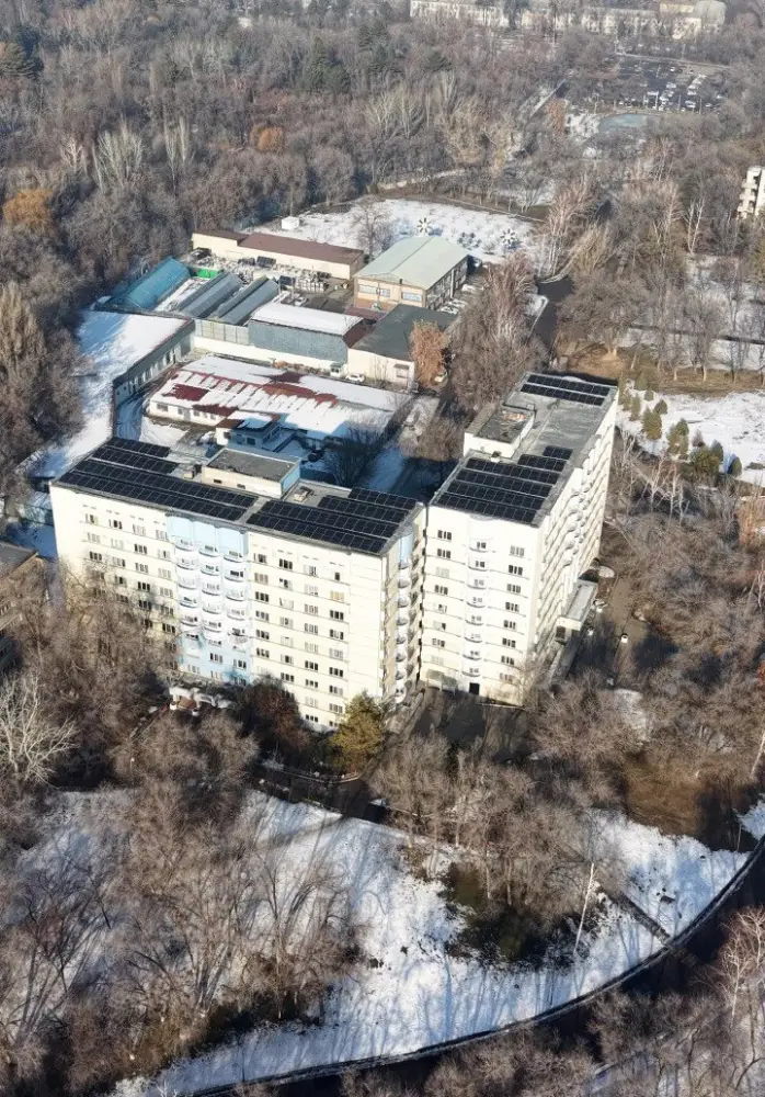 На крышах учебных корпусов КазНУ установлены солнечные панели (4)