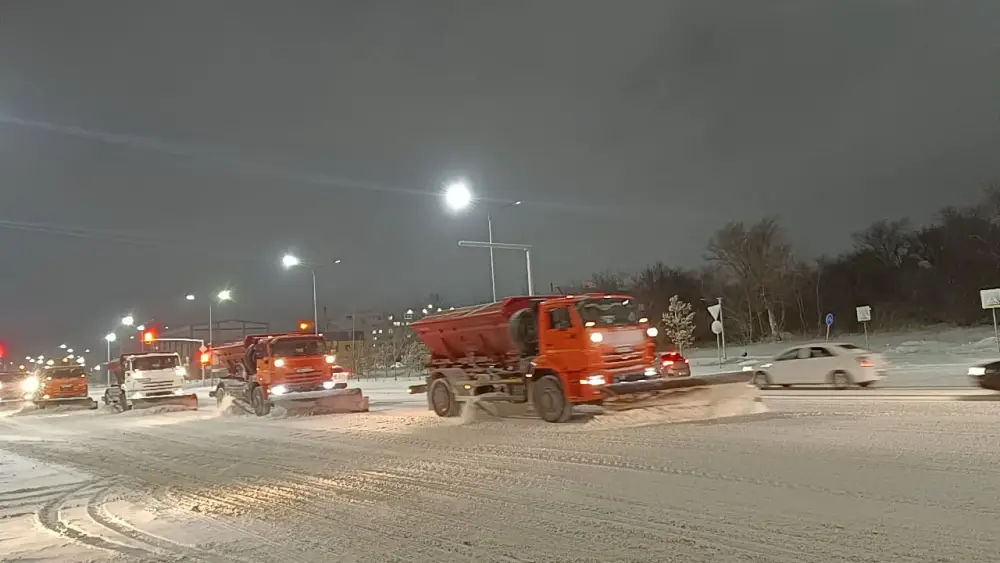 Тысяча единиц спецтехники задействована в снегоуборочных работах в Астане (3)