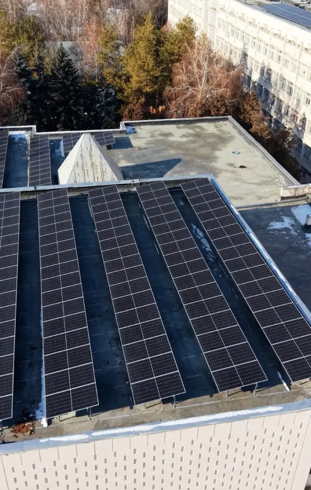 На крышах учебных корпусов КазНУ установлены солнечные панели (10)