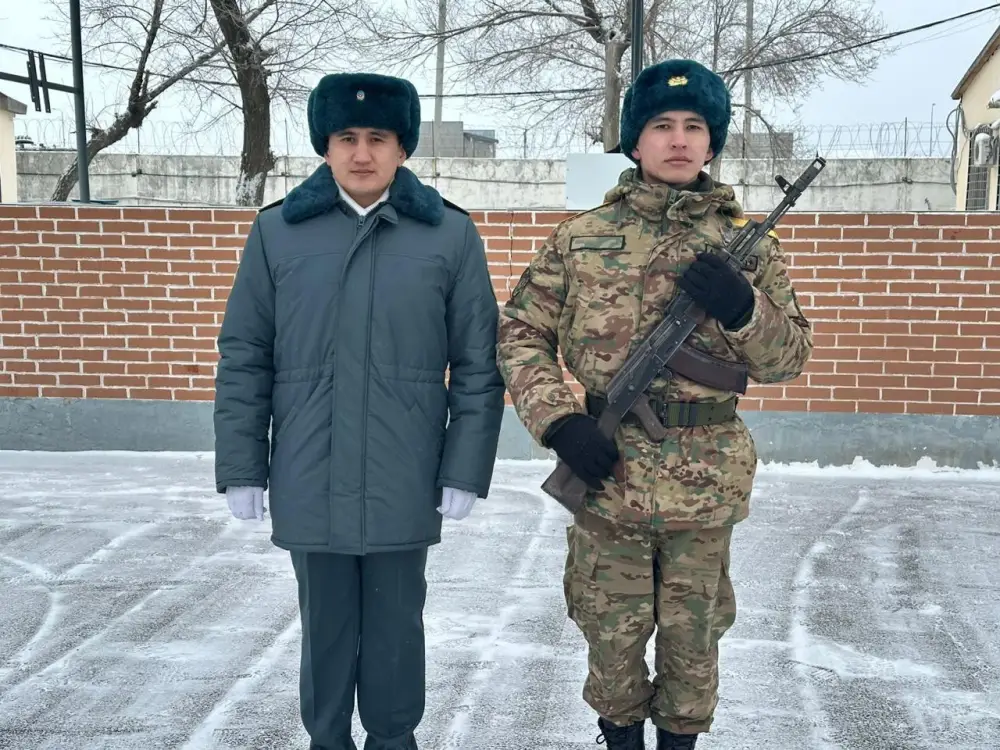 Офицер Национальной гвардии принял Военную присягу у родного младшего брата (2)