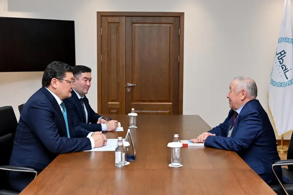 Аким области встретился с обладателем государственной стипендии в сфере культуры Төлегеном Жангалиевым (5)