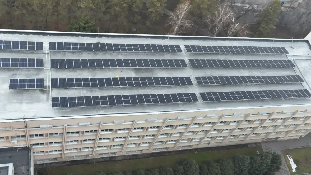 На крышах учебных корпусов КазНУ установлены солнечные панели (2)