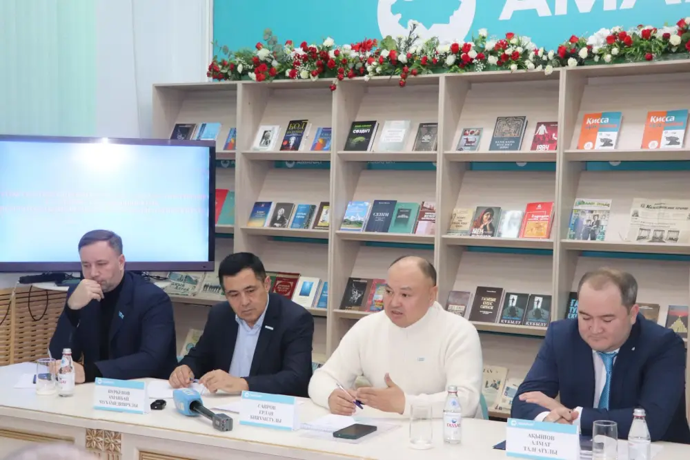 В Усть-Каменогорске депутат Мажилиса Ерлан Саиров встретился с представителями интеллигенции (9)