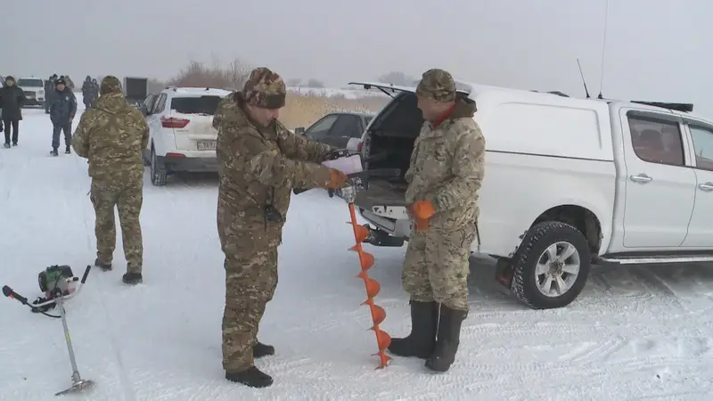 Чтобы рыба пережила зиму: на водоёмах Карагандинской области проводят противозаморные работы (8)