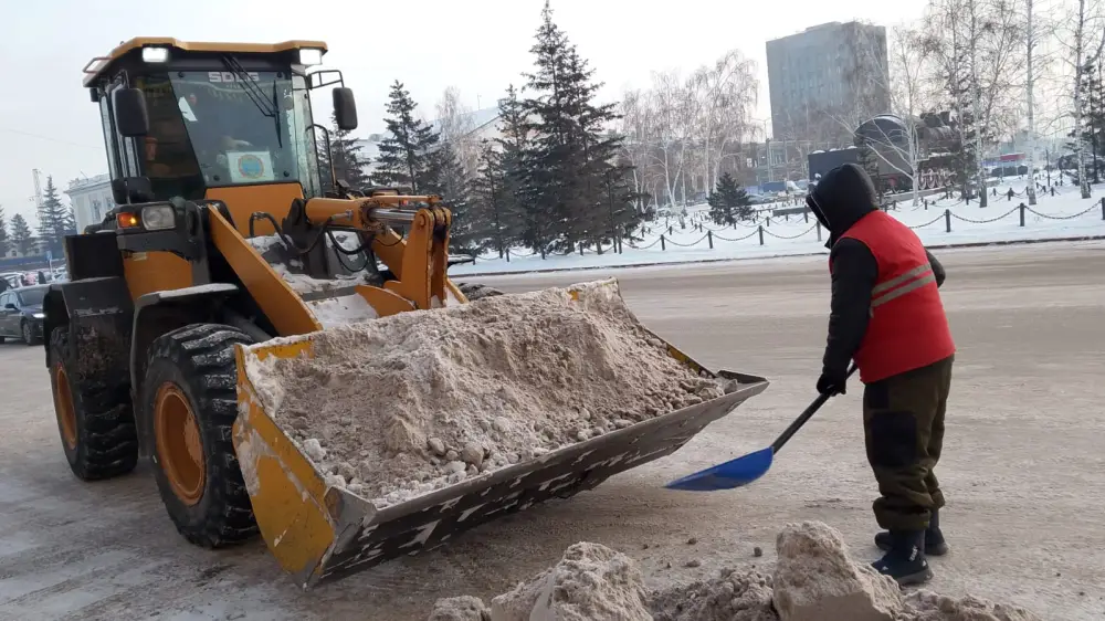 Более 1,2 тысячи единиц спецтехники задействуют в уборке снега в Астане (9)