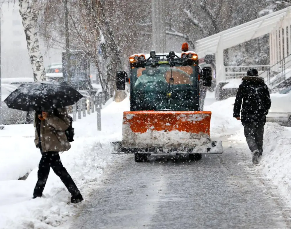 Коммунальные службы Алматы работают круглосуточно после выпадения более 15 см снега (2)