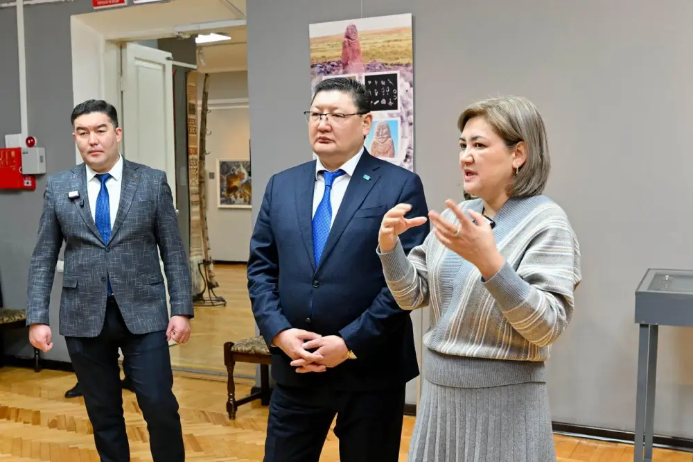 Аким области посетил выставку «Ұлы дала қазынасы» (5)