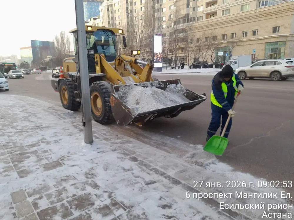 Более 1 100 единиц спецтехники задействовано в снегоуборочных работах в Астане (2)