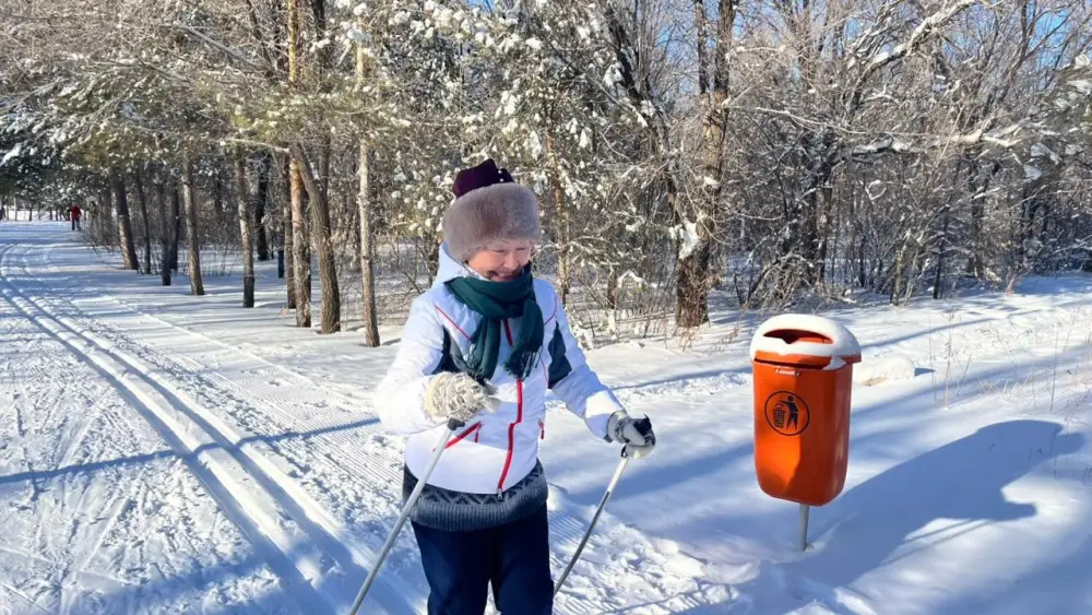 В Астане группа пенсионеров занимается лыжным спортом и зимним плаванием (2)