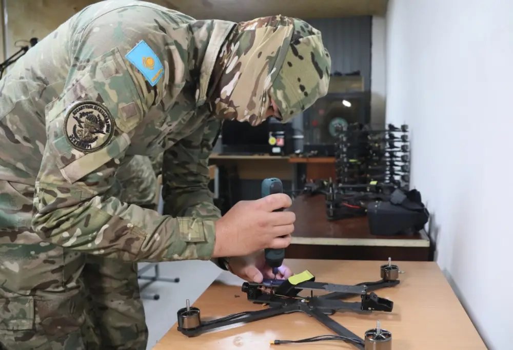 Более 100 дронов за месяц: в Десантно-штурмовых войсках развивают производство БПЛА (5)