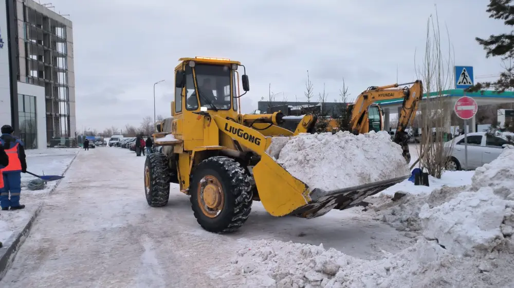 За ночь из Астаны вывезли около 24 тысяч кубометров снега (6)