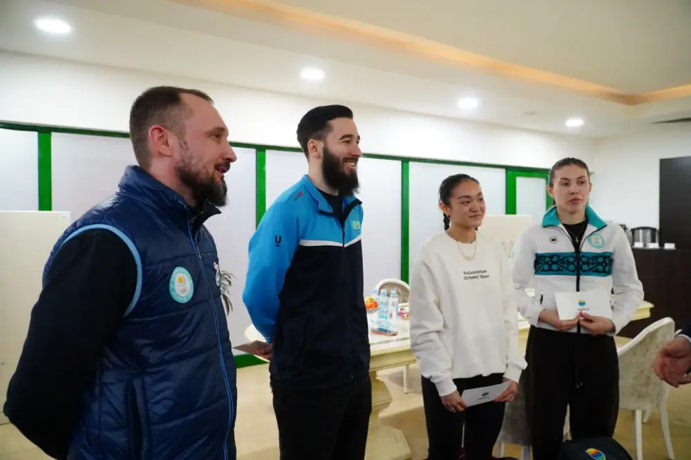 Аким Акмолинской области Марат Ахметжанов встретился с конькобежцами (4)