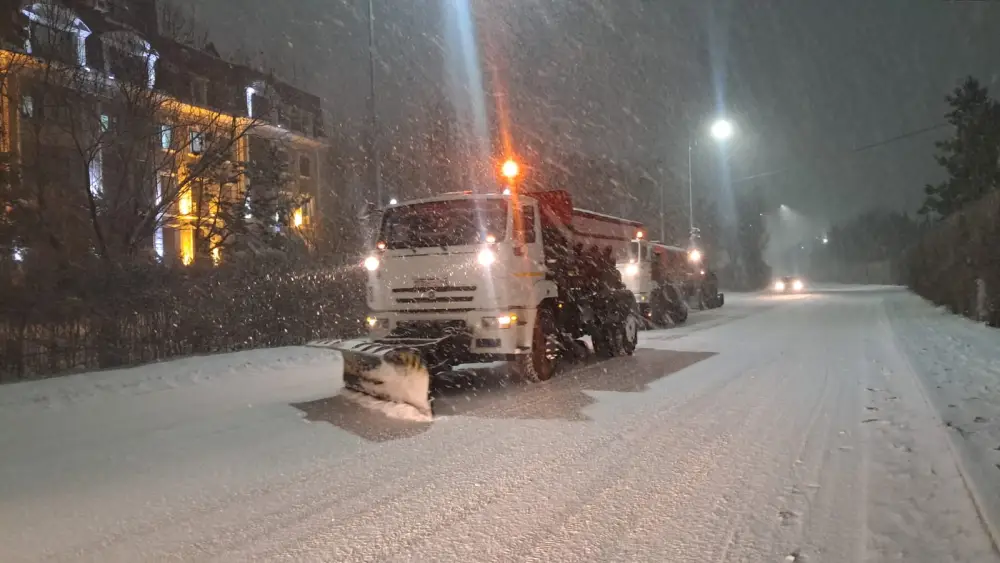 Тысяча единиц спецтехники задействована в снегоуборочных работах в Астане (6)