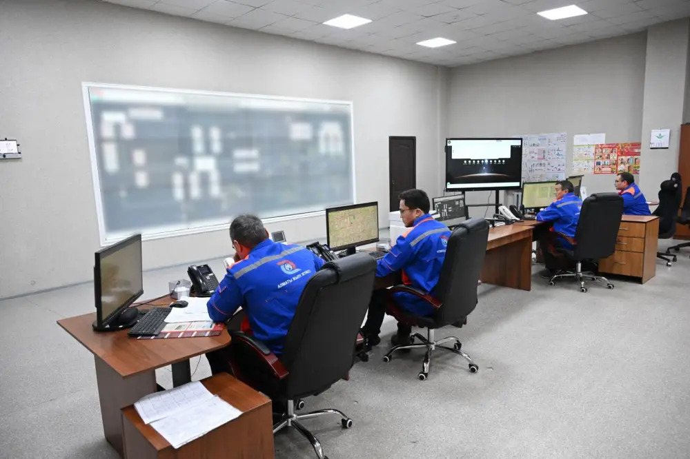 Дархан Сатыбалды ознакомился с внедрением цифровых решений и ИИ в системах жизнеобеспечения города (4)