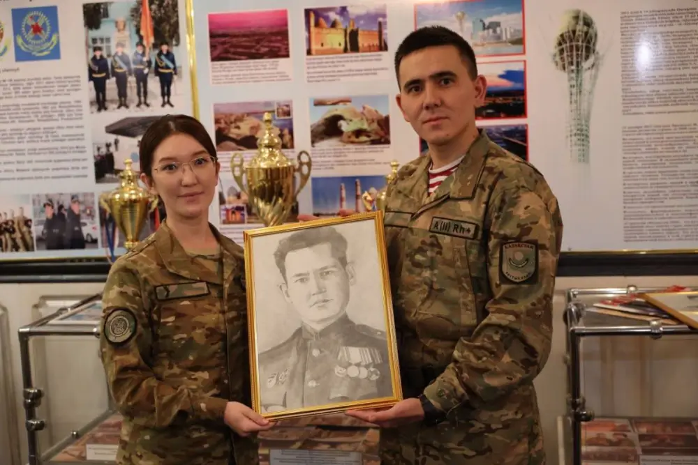 Военнослужащий нарисовал портреты для музея Национальной гвардии (4)