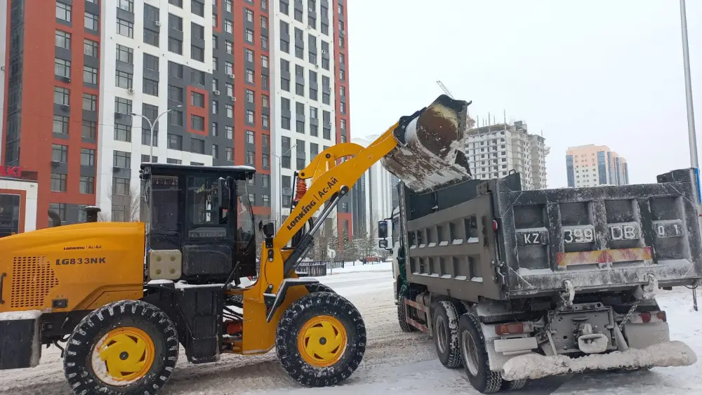 Более 3000 дорожных рабочих и свыше 1600 единиц спецтехники задействованы в снегоуборочных работах в Астане (2)