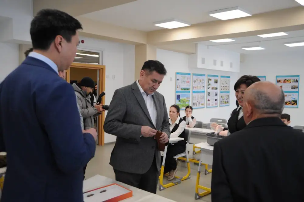 Аким ВКО посетил школу и врачебную амбулаторию в Глубоковском районе (3)