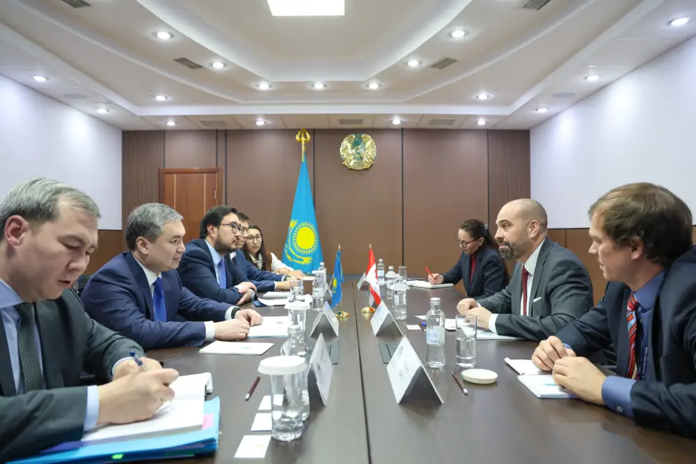 Министр промышленности и строительства провёл встречу с Послом Канады (3)