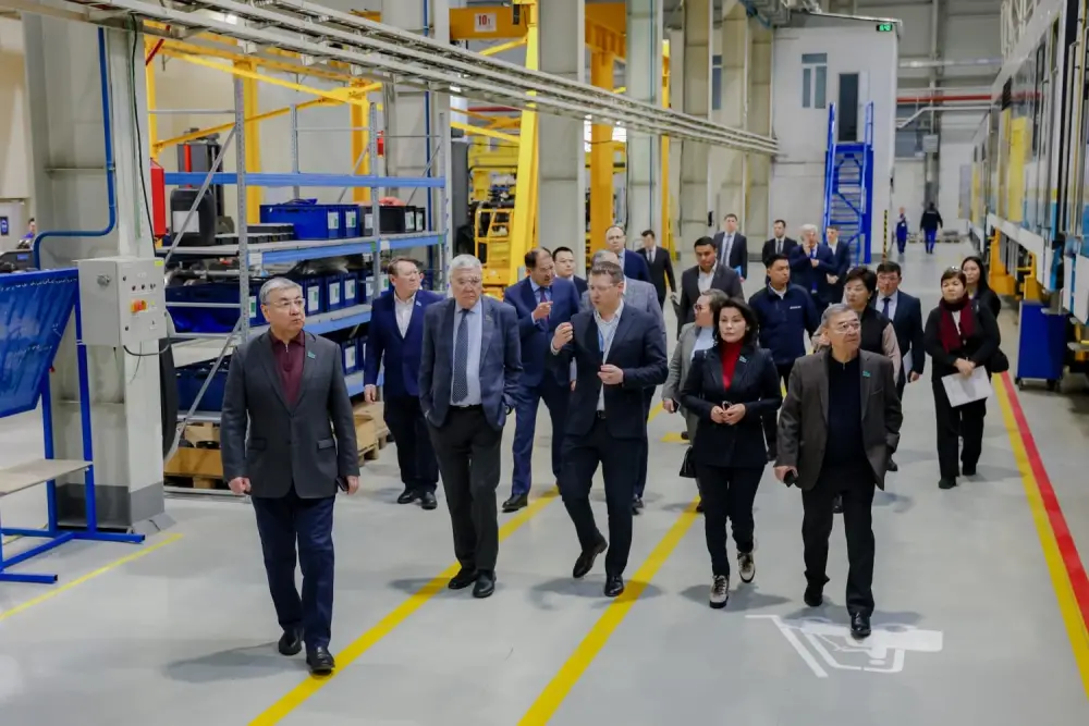 Депутаты Сената ознакомились с производством пассажирских вагонов в Астане (2)