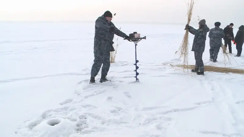 Чтобы рыба пережила зиму: на водоёмах Карагандинской области проводят противозаморные работы (2)