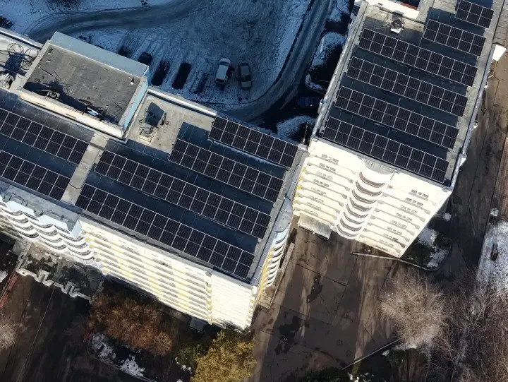 На крышах учебных корпусов КазНУ установлены солнечные панели (3)