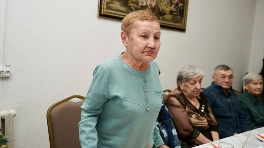 Аким ВКО провёл новогодний вечер с одинокими пожилыми людьми (3)