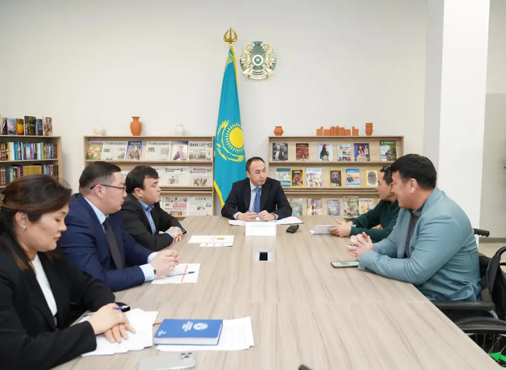 ЗАМЕСТИТЕЛЬ АКИМА ТУРКЕСТАНСКОЙ ОБЛАСТИ ВЫСЛУШАЛ ОБРАЩЕНИЯ ЖИТЕЛЕЙ (2)