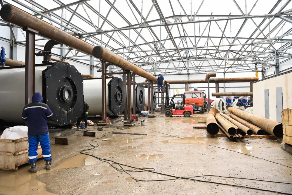 Глава региона ознакомился с ходом строительства автономной блок-модульной котельной на левом берегу (3)