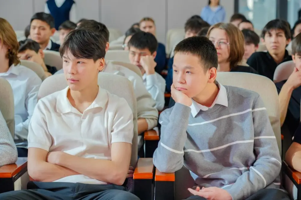 «Закон и порядок»: в Астане известный боксер встретился со школьниками (2)