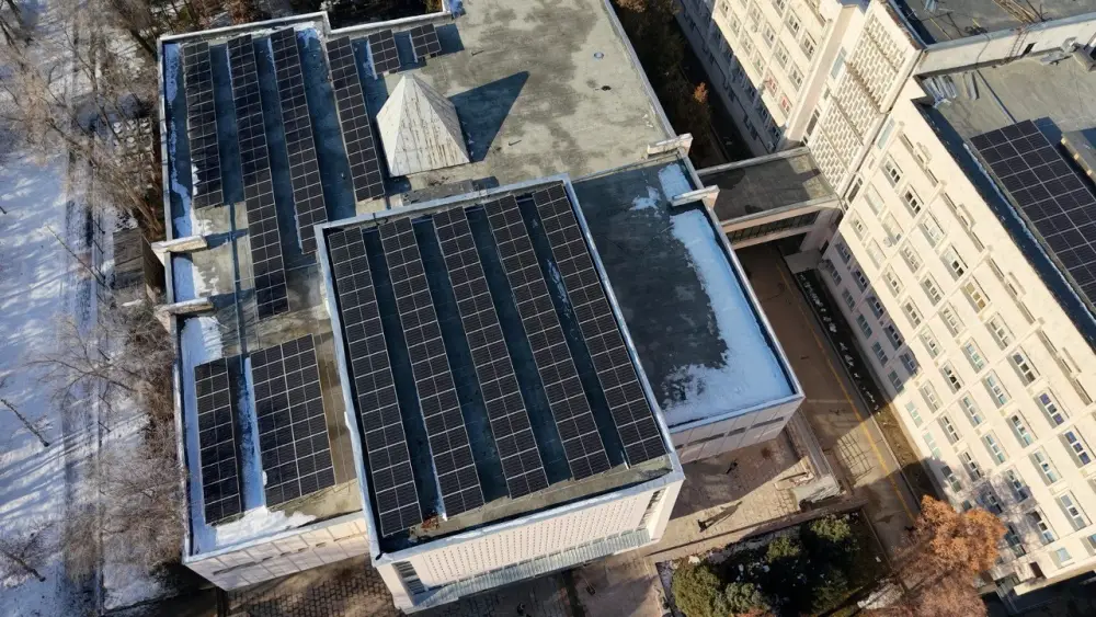 На крышах учебных корпусов КазНУ установлены солнечные панели (8)