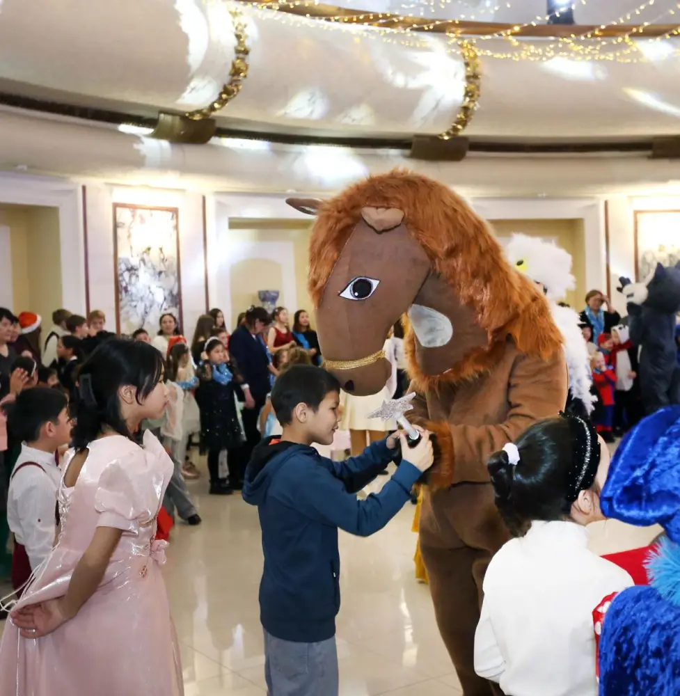 В Алматы новогодняя ёлка подарила праздник 400 воспитанникам соцучреждений (9)