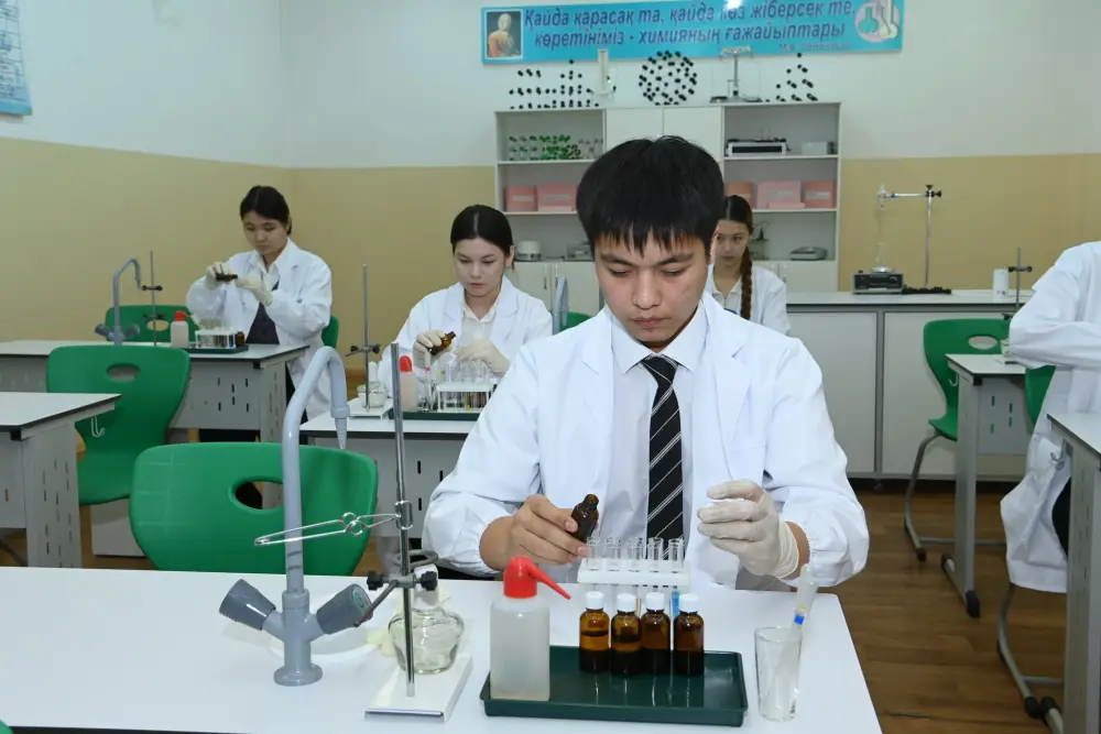 Ознакомились с материальной базой школы-лицея города Байконур (9)